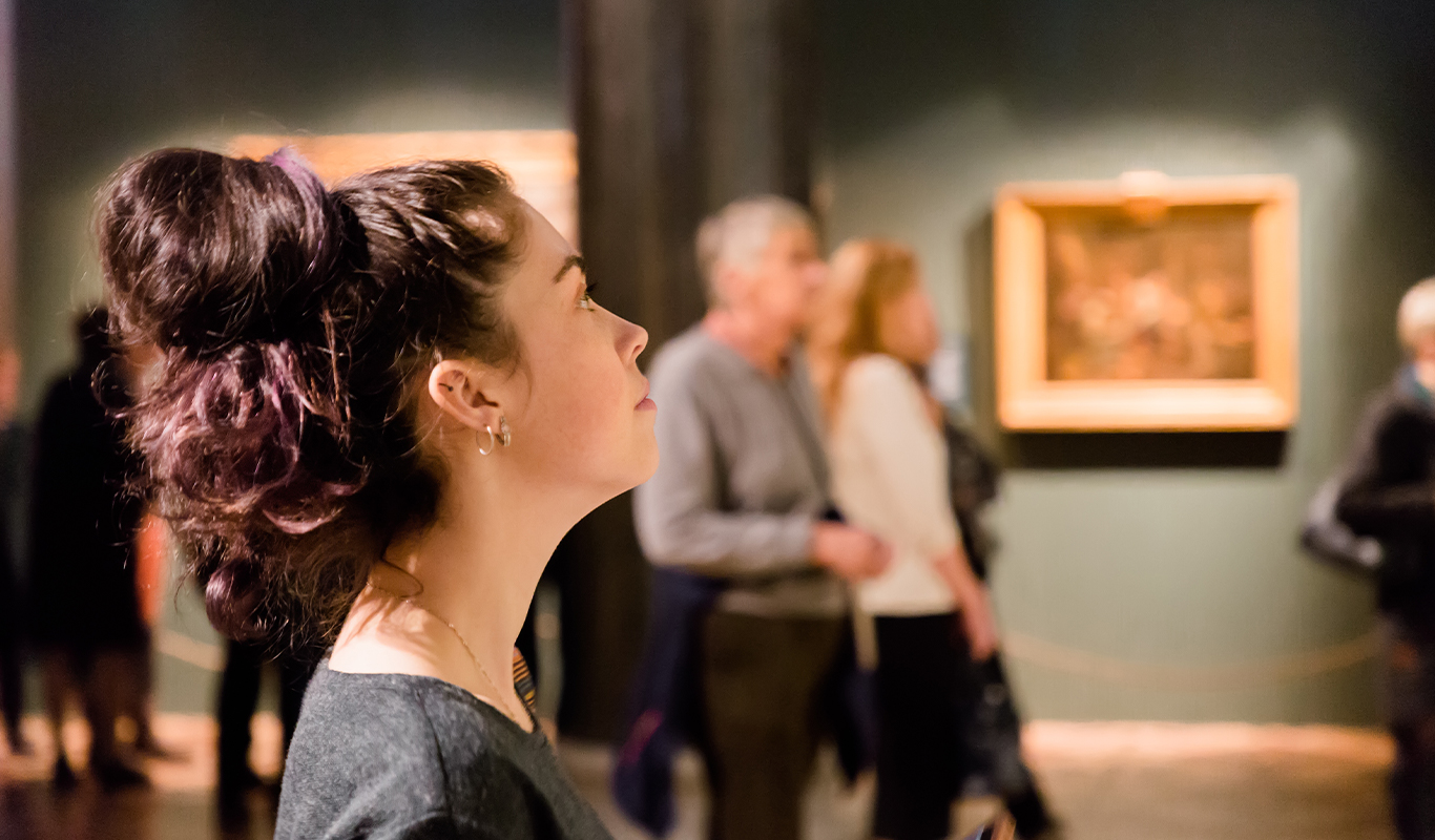 young-woman-looking-at-museum-paintings